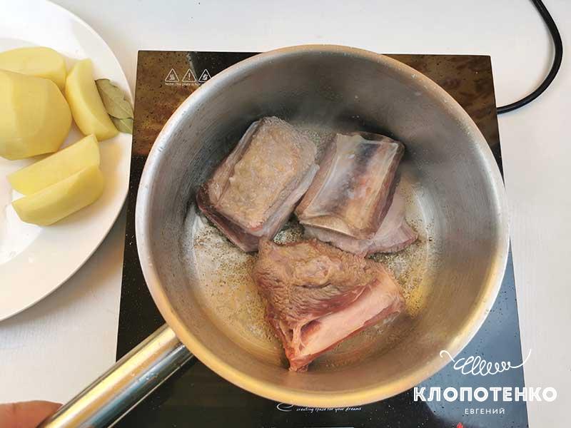 Клопотенко поделился рецептом идеального рассольника, добавив туда "нестандартные" огурцы