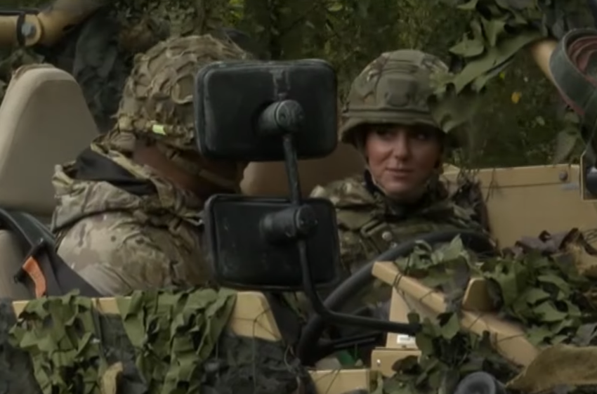 Кейт Миддлтон в камуфляже "оседлала" броневик Jackal-2 и научилась управлять дроном (видео)