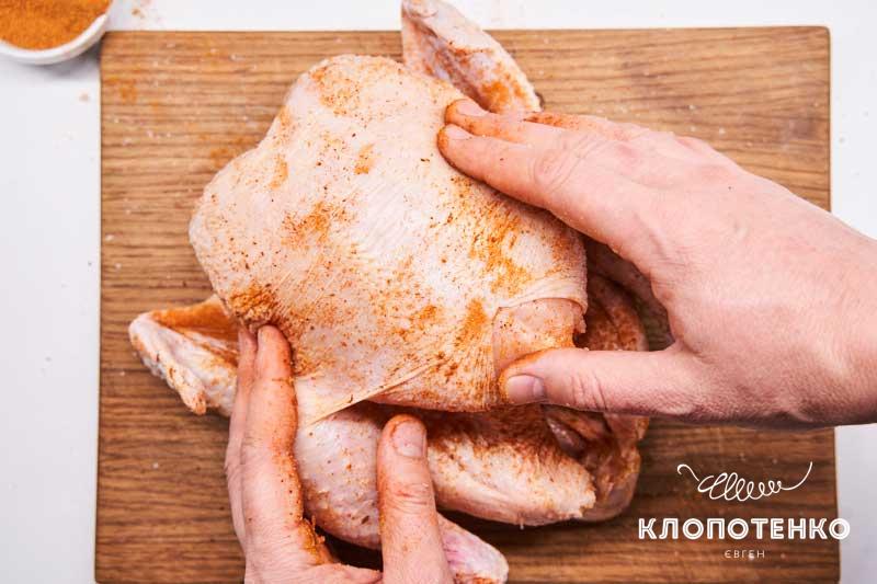 Клопотенко поделился рецептом идеальной запеченной курицы, усадив ее на пивную банку