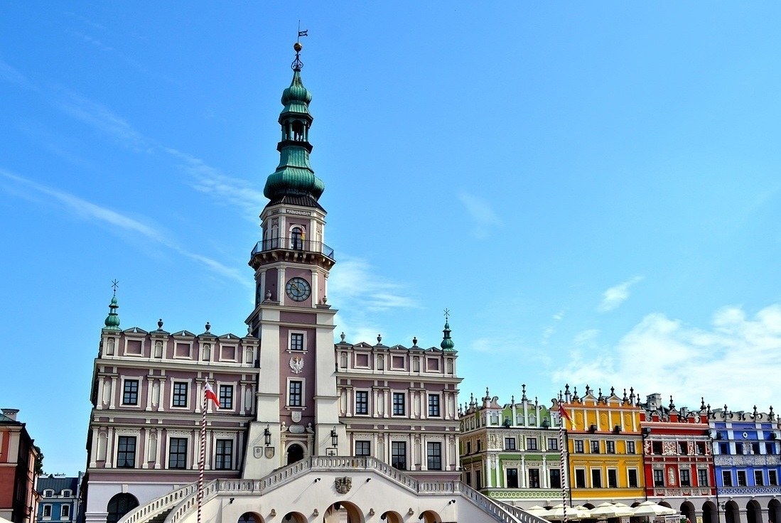 Допомога, житло, робота. Плюси та мінуси переїзду біженців за кордон: рейтинг