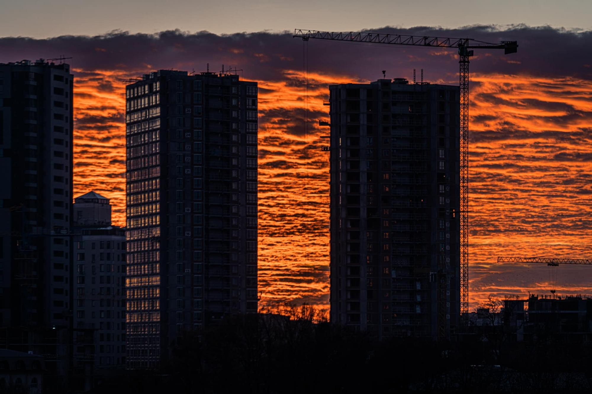 Над Києвом "палало" небо: дивіться неймовірні фото вогняного заходу сонця