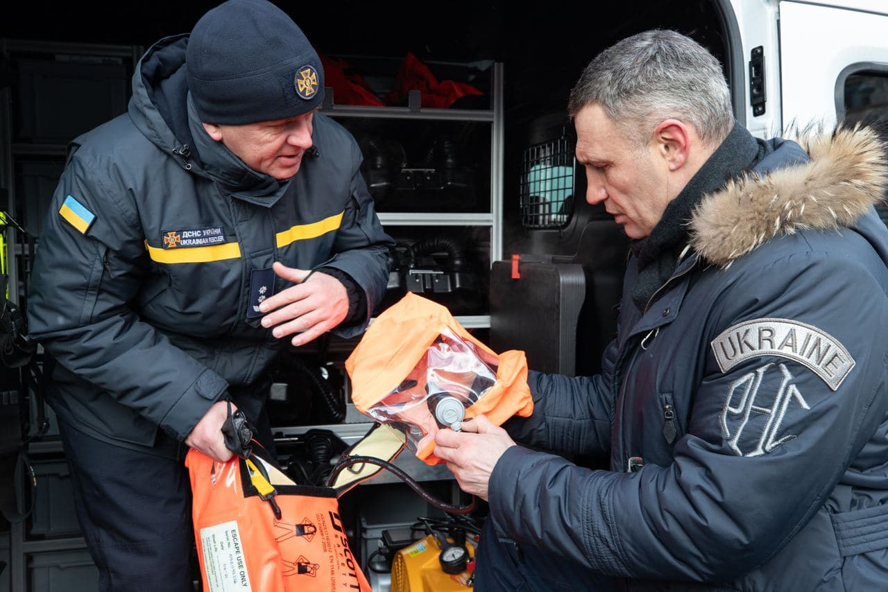 Кличко передал столичному гарнизону ГСЧС новую аварийно-спасательную технику и новое снаряжение