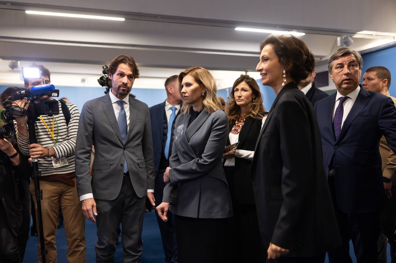 Зеленська вразила французів стильним жакетом з кульбабами під час виступу на конференції ЮНЕСКО