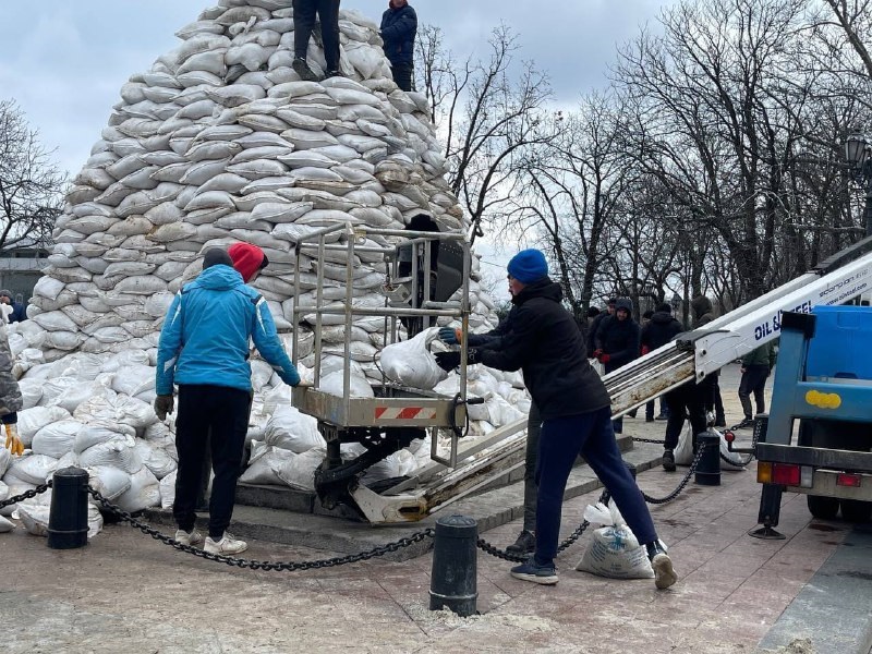 Одесситы защищают мешками с песком символ города - памятник Дюку (фото)