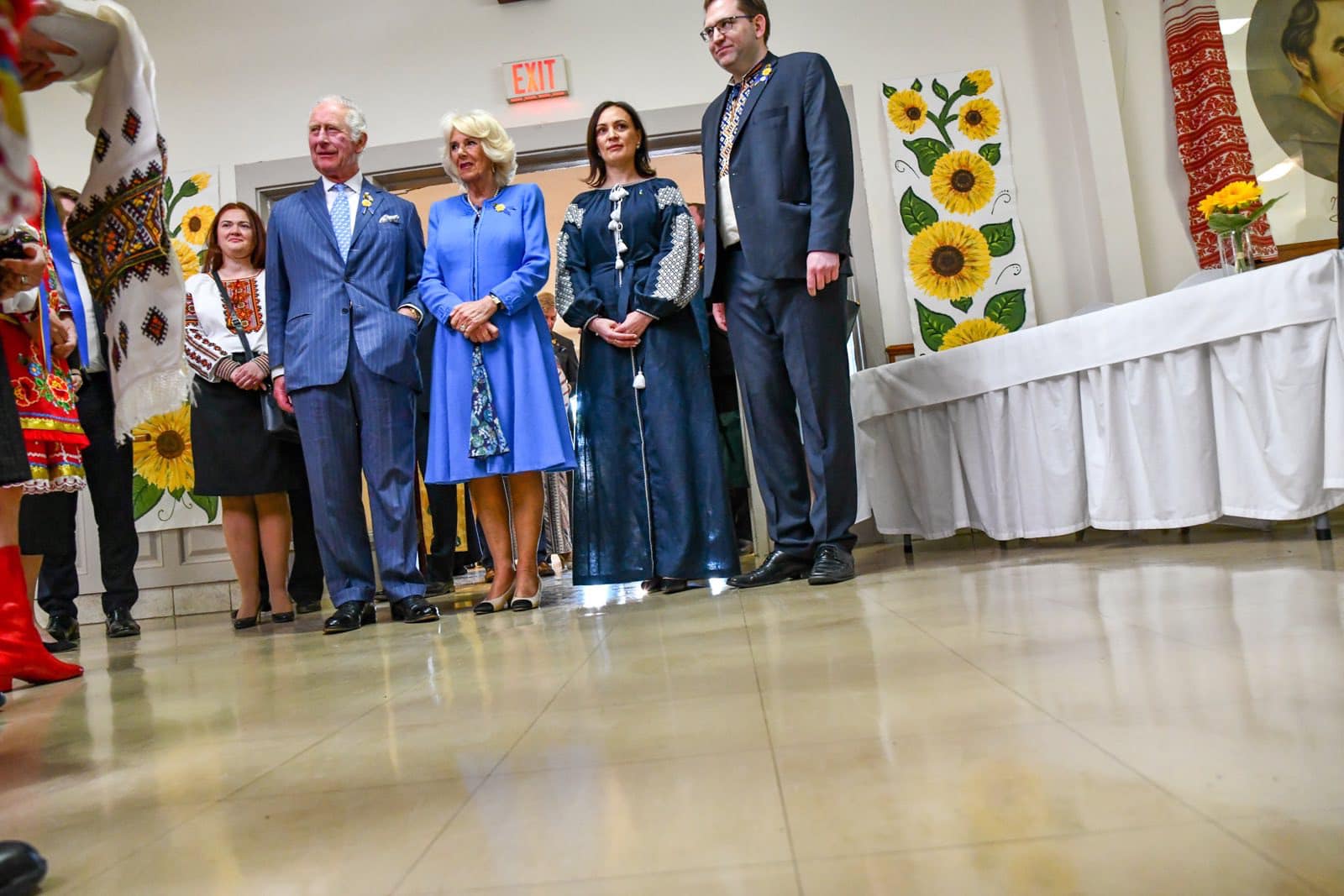 Принц Чарльз помолился за Украину и получил в подарок марку с "русским кораблем"