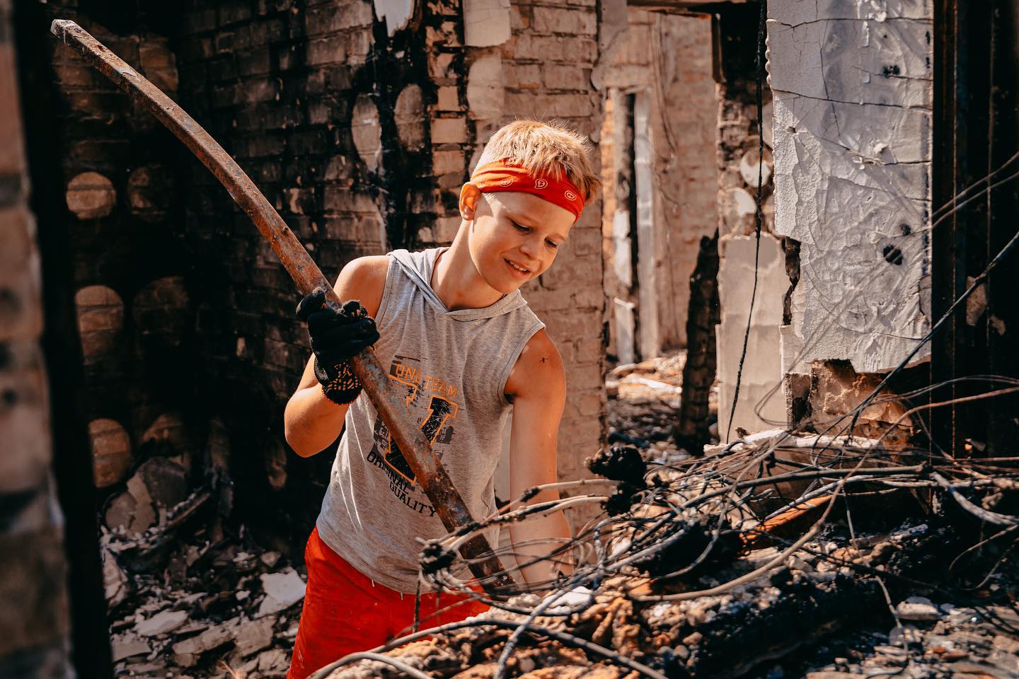 Путешественники ездят по Украине, разбирая заваленные дома: как живут и работают magic-люди