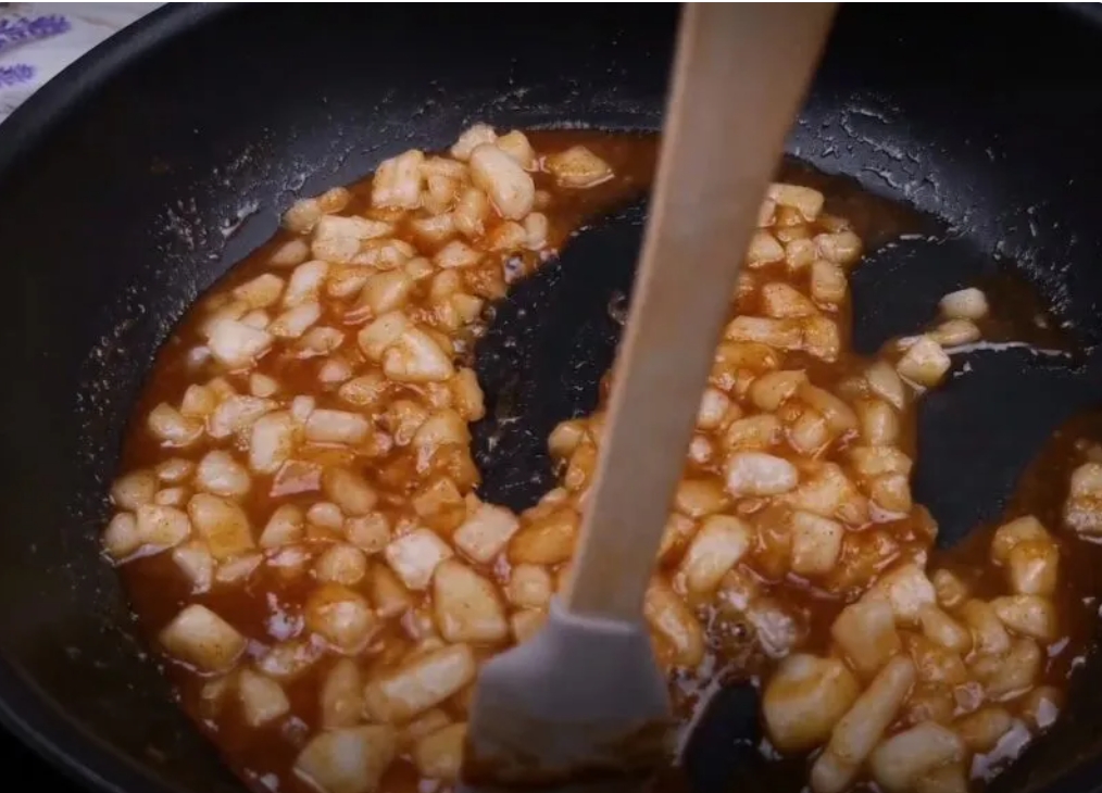 Королівський святковий торт з найпростіший інгредієнтів: вразить смаком ваших рідних