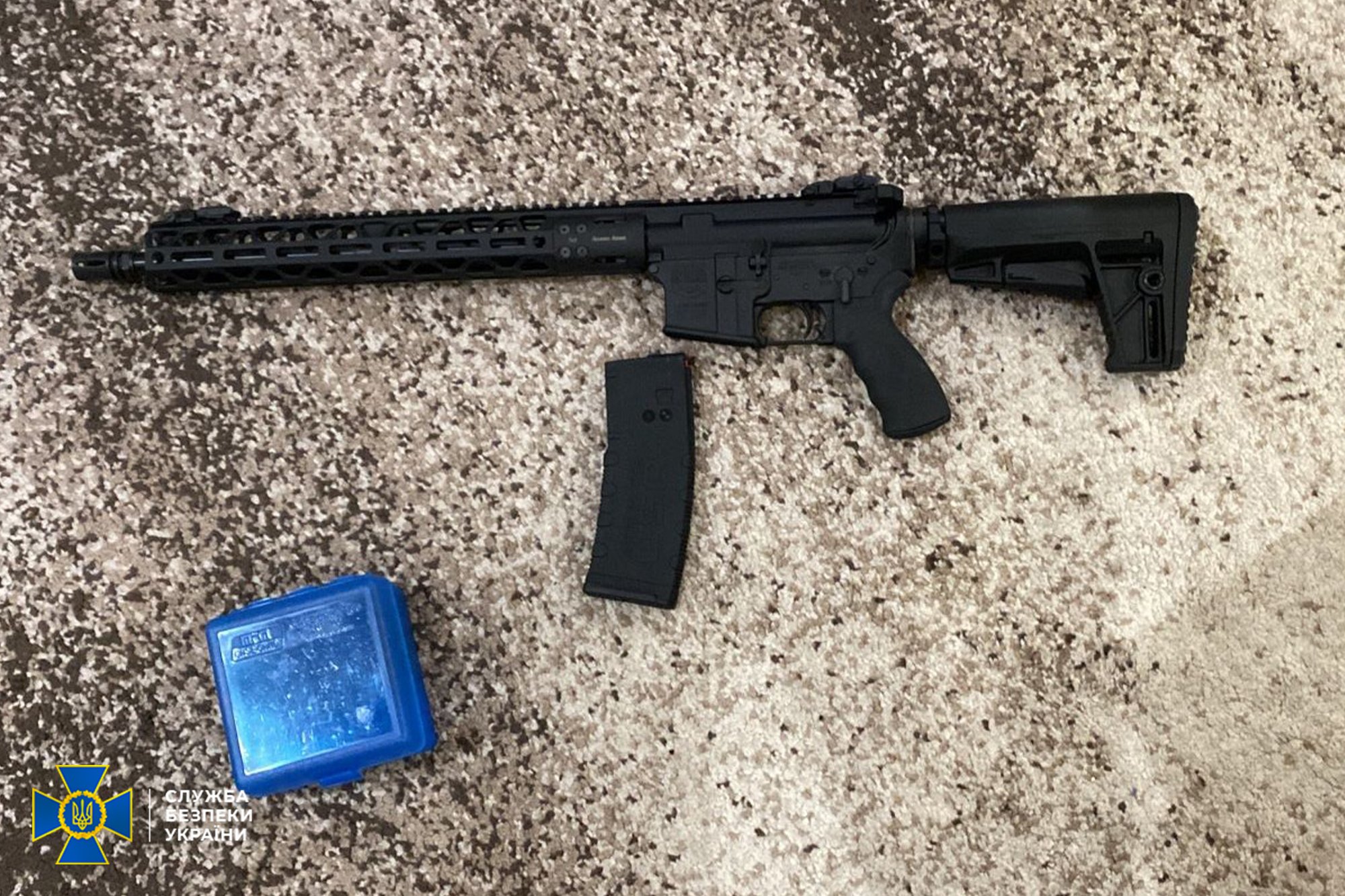 В Днепре СБУ уличила волонтеров в хищении гуманитарки и оружия на миллионы гривен