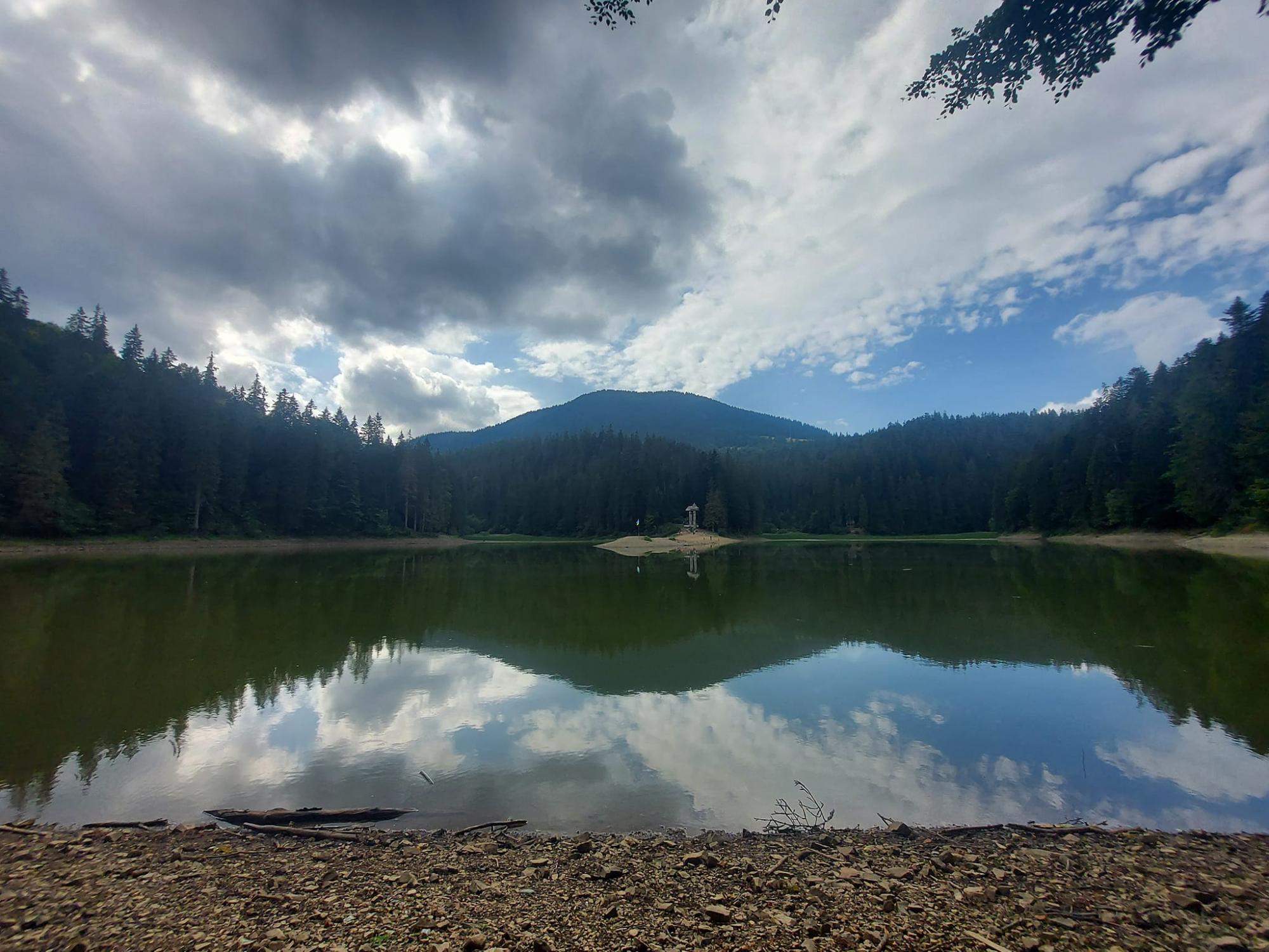 Озеро Синевир рекордно обмелело из-за сильной засухи (фото)
