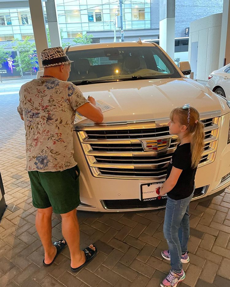 У Торонто 8-річна шанувальниця Олега Скрипки передала йому гроші на ЗСУ: миле відео