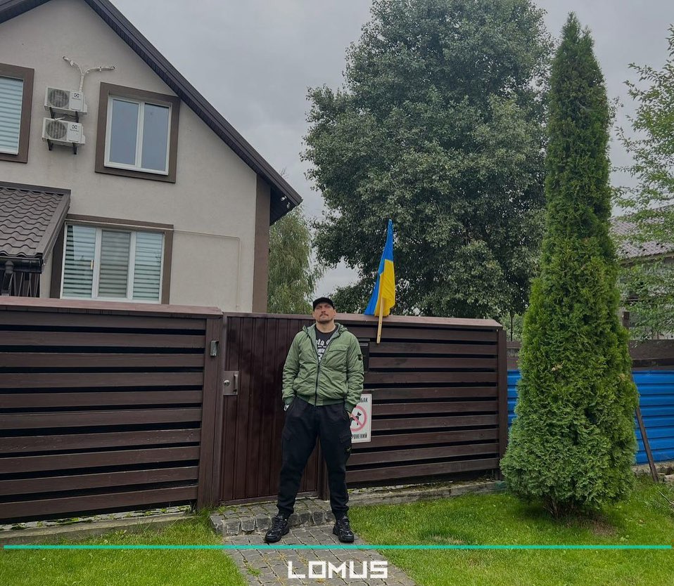 Усик вернулся в дом в Ворзеле, в котором в марте лютовали оккупанты (фото)