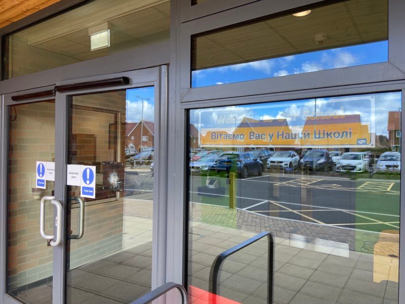 Дисциплина, форма и штрафы за "прогулы". Что ждет украинцев в школах Британии