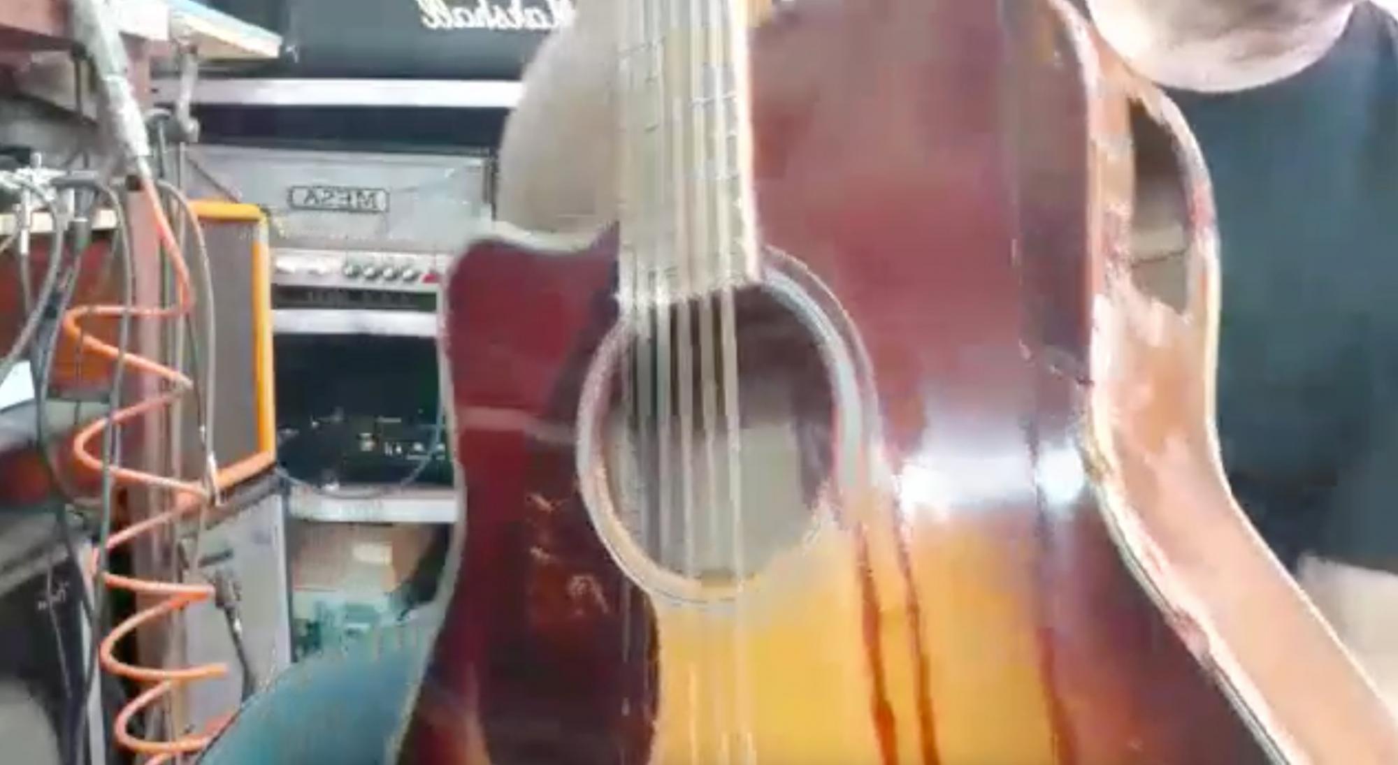 В Киевской области на позициях оккупантов нашли разбитую гитару с уникальным номером (фото)