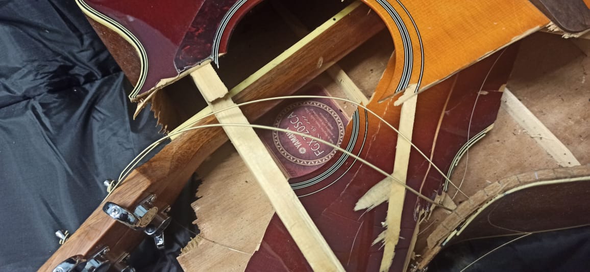 В Киевской области на позициях оккупантов нашли разбитую гитару с уникальным номером (фото)