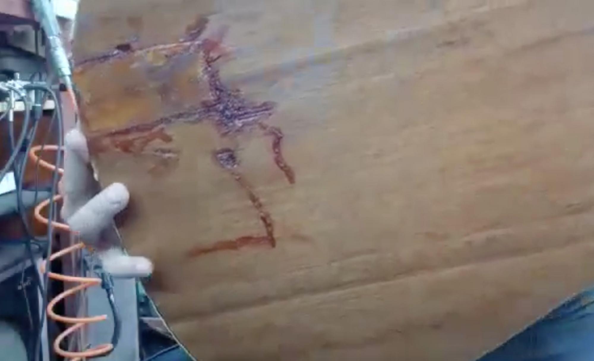 В Киевской области на позициях оккупантов нашли разбитую гитару с уникальным номером (фото)