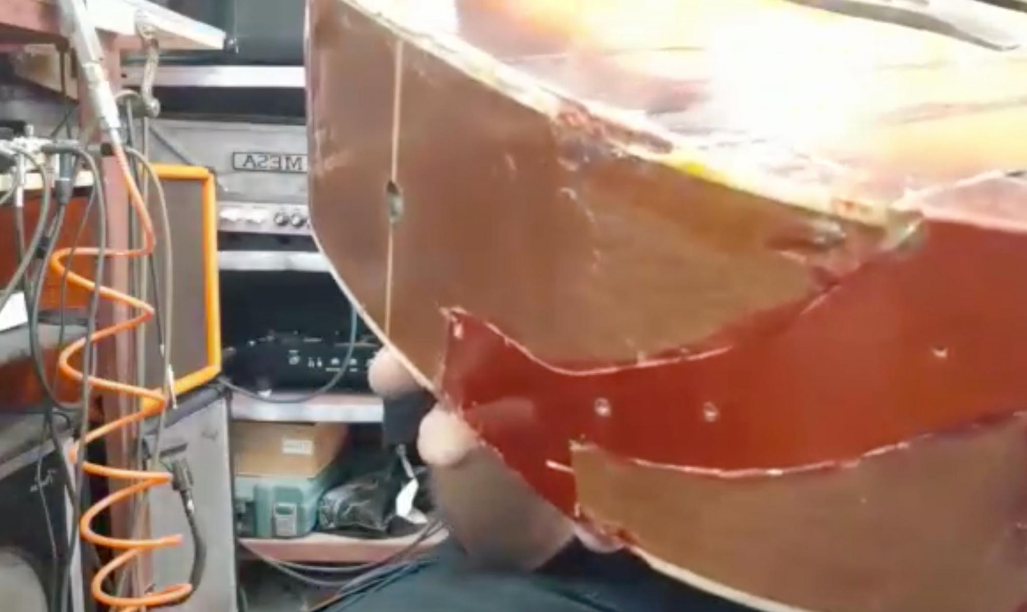 В Киевской области на позициях оккупантов нашли разбитую гитару с уникальным номером (фото)