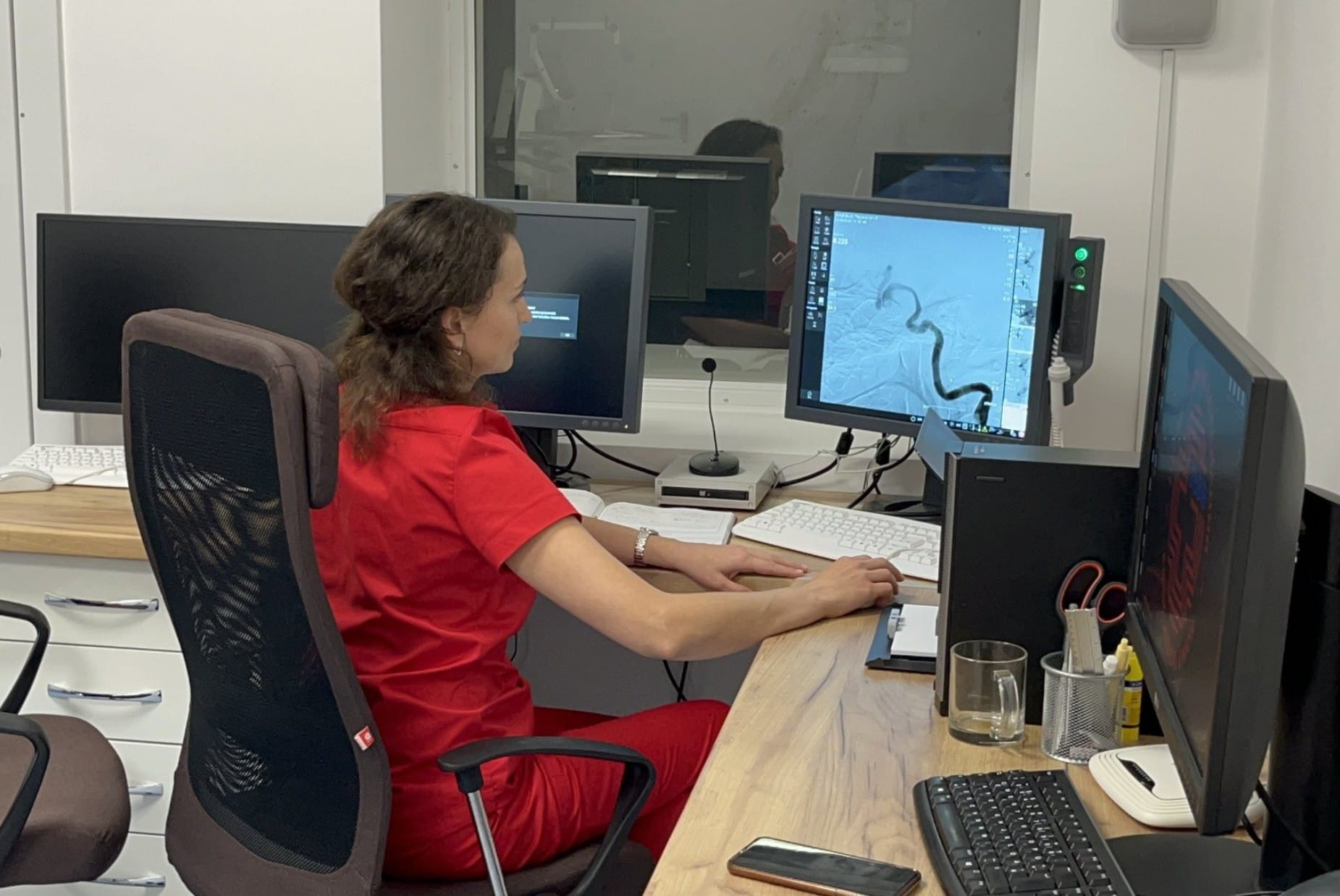 Ни одного разреза: украинские медики спасли жизнь женщине с огромной аневризмой