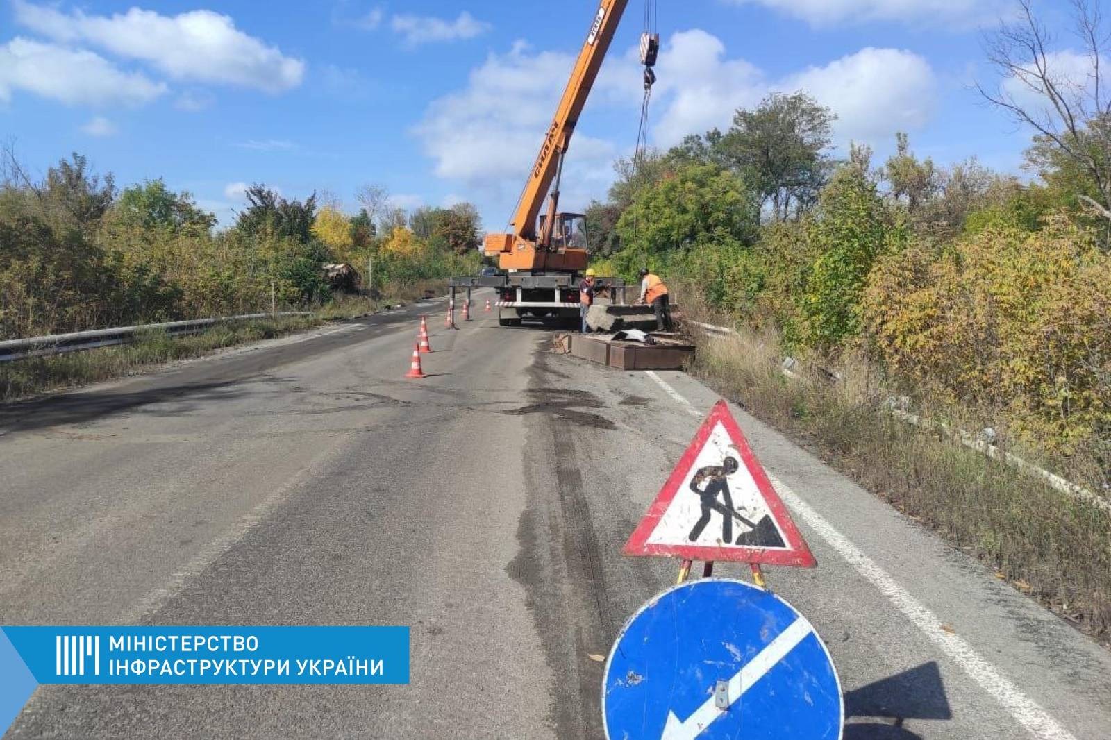 Дорожники почали відновлювати траси у звільнених районах Донбасу