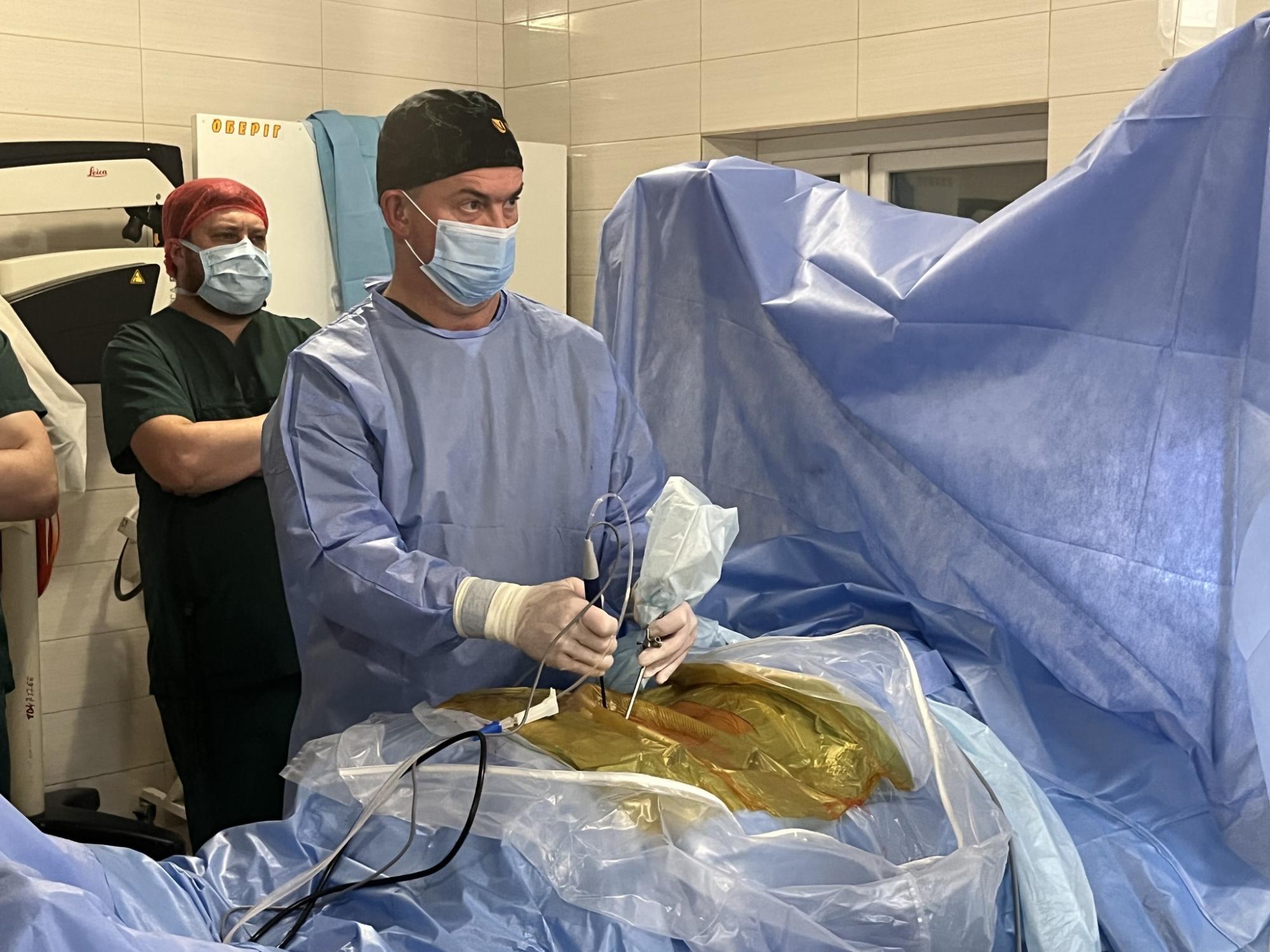 Через несколько часов пациентка уже ходила: во Львове врачи провели уникальную операцию на позвоночнике