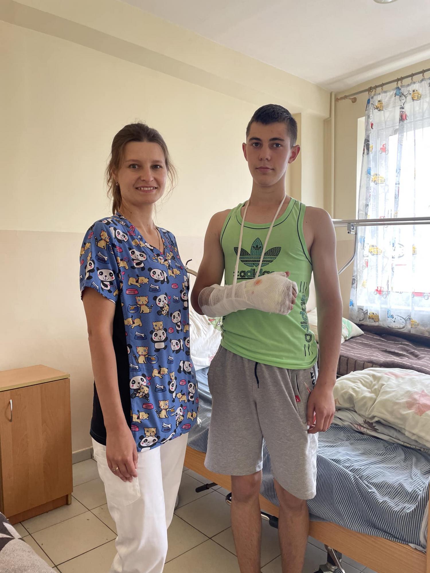 Впервые работали с такой сложной травмой: во Львове врачи чудом спасли парню руку