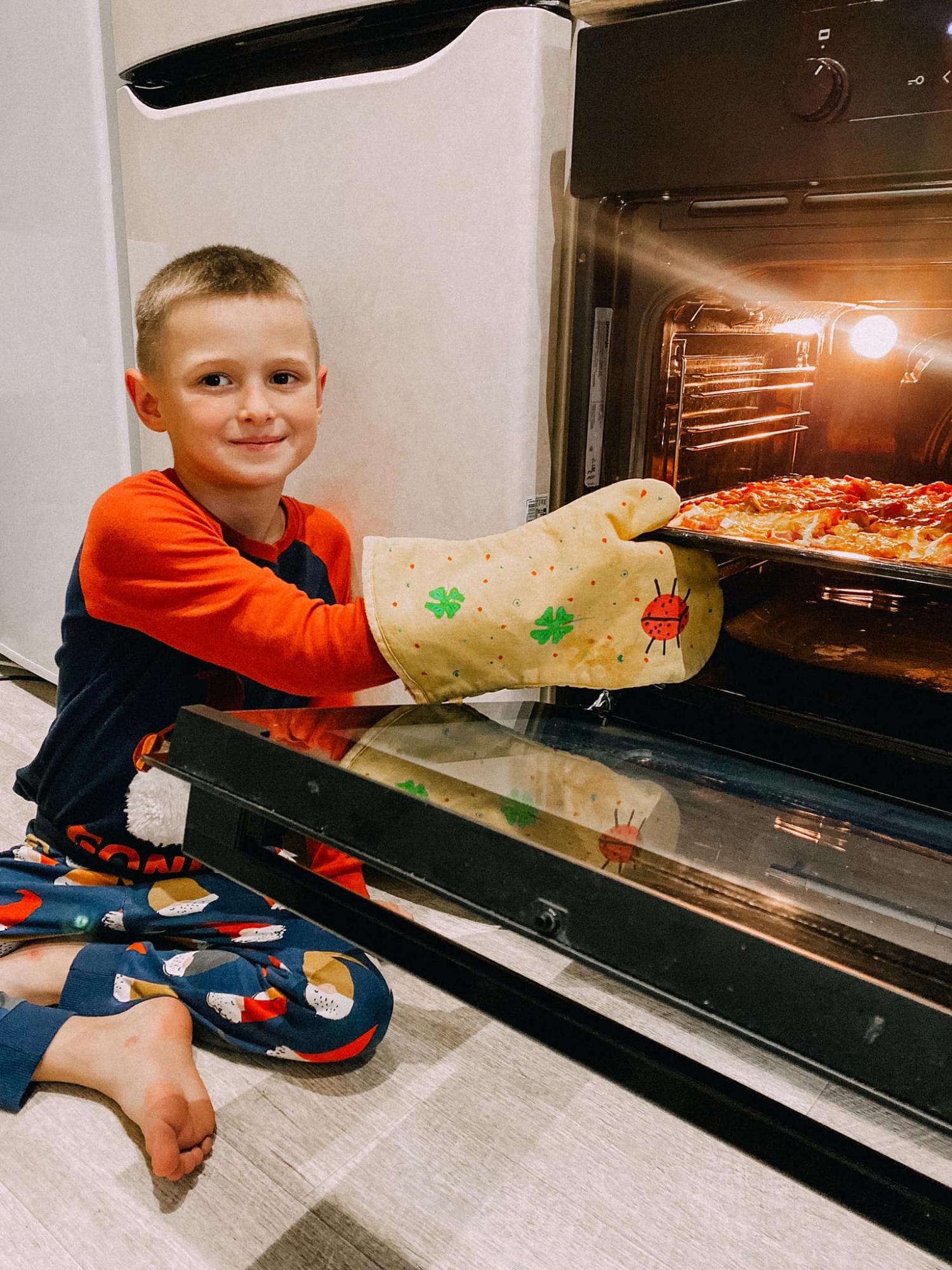 Був такий голодний, що їв свої іграшки: 6-річний хлопчик, який втратив батьків у Маріуполі, знайшов нову родину