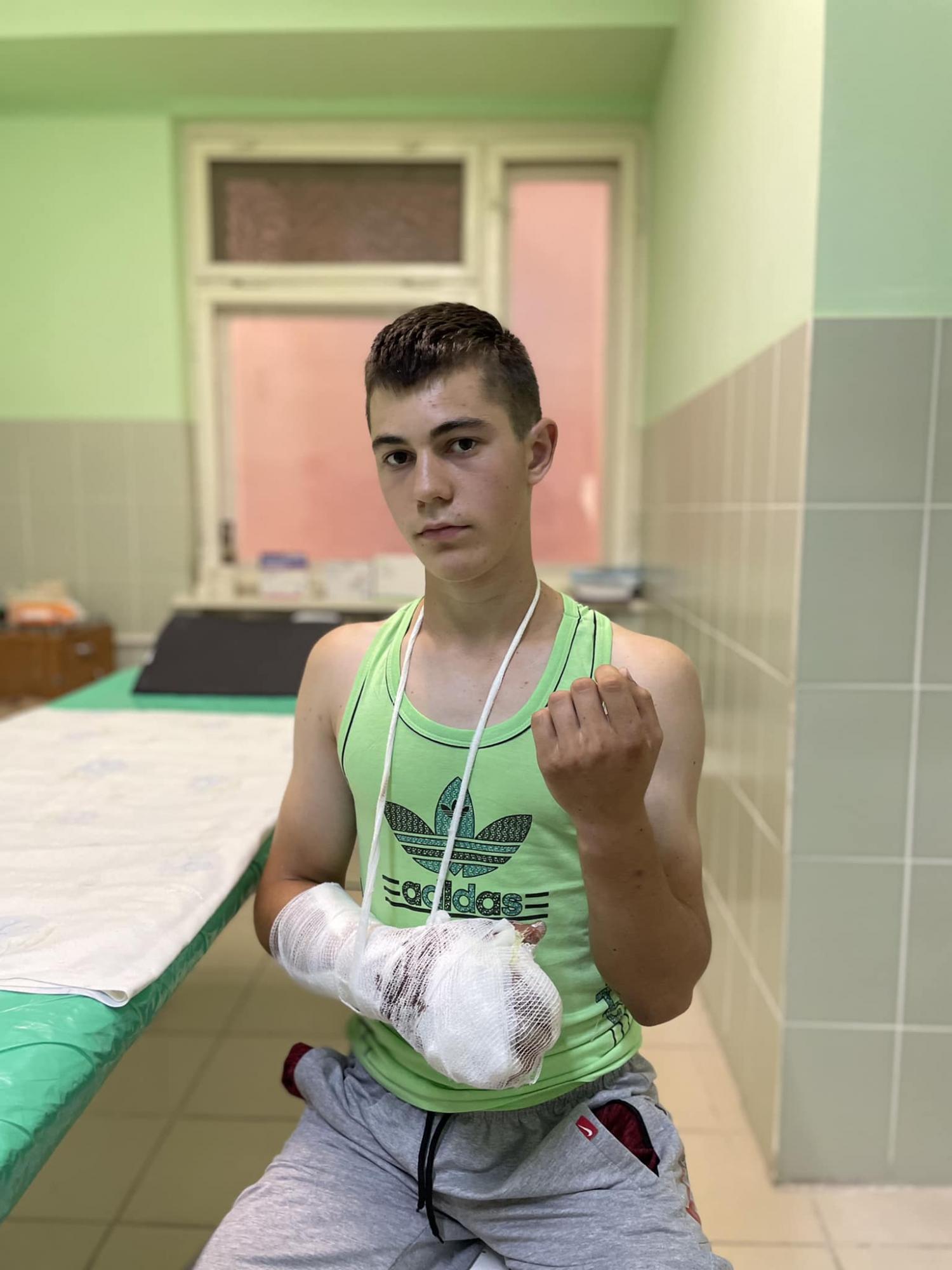 Впервые работали с такой сложной травмой: во Львове врачи чудом спасли парню руку