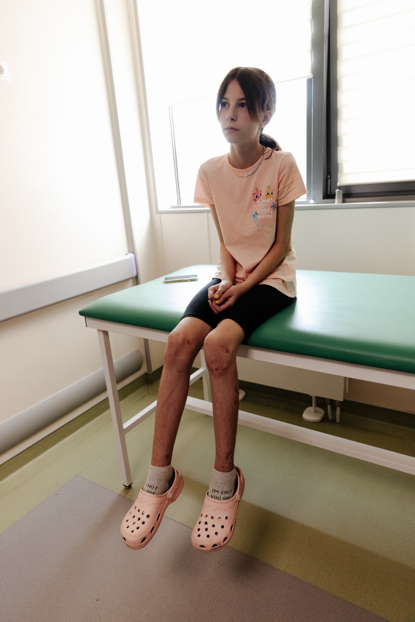 Фото мами стало останнім: 13-річна Катя лишилася сиротою через обстріл вокзалу в Краматорську