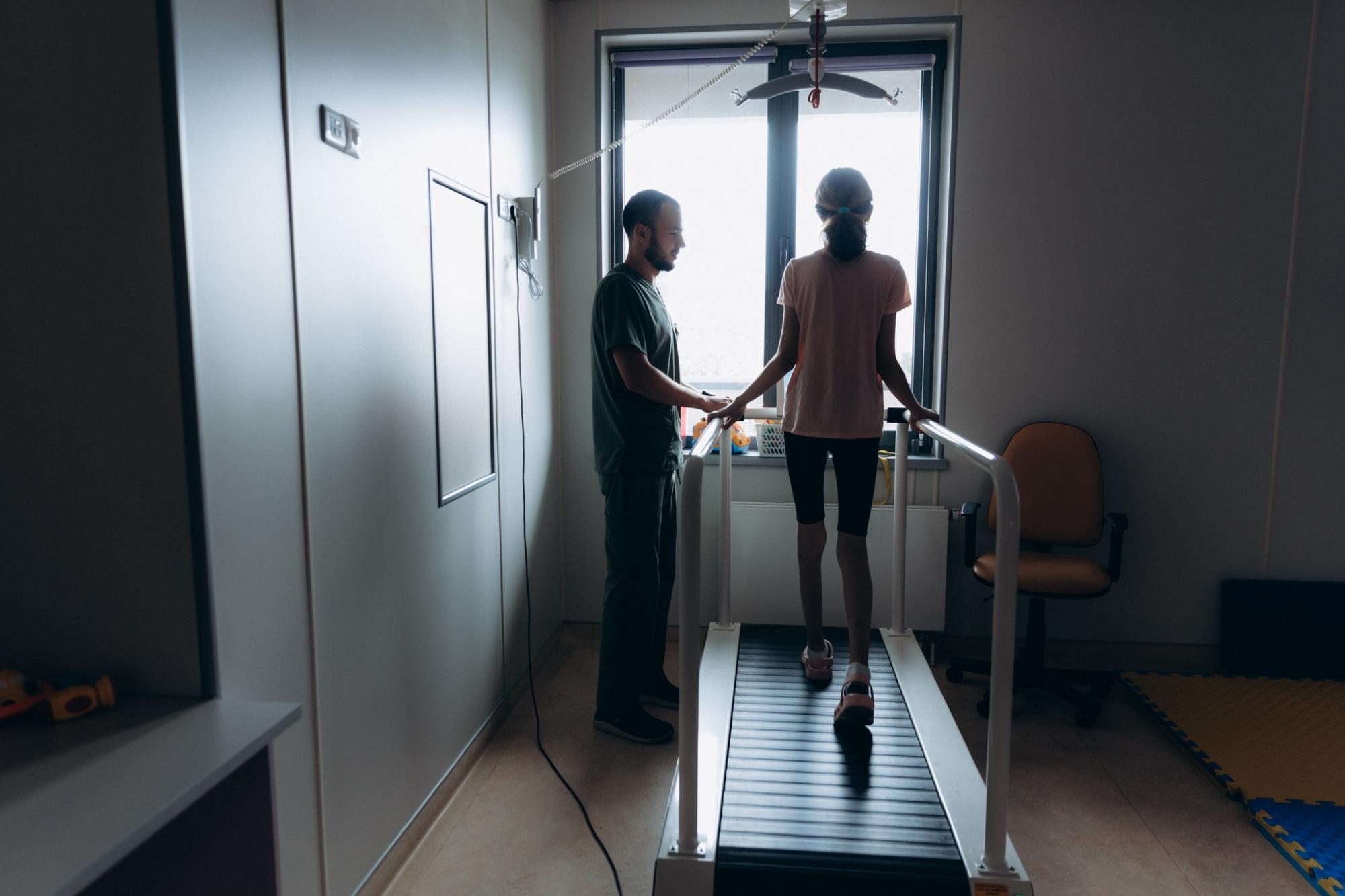 Фото мами стало останнім: 13-річна Катя лишилася сиротою через обстріл вокзалу в Краматорську