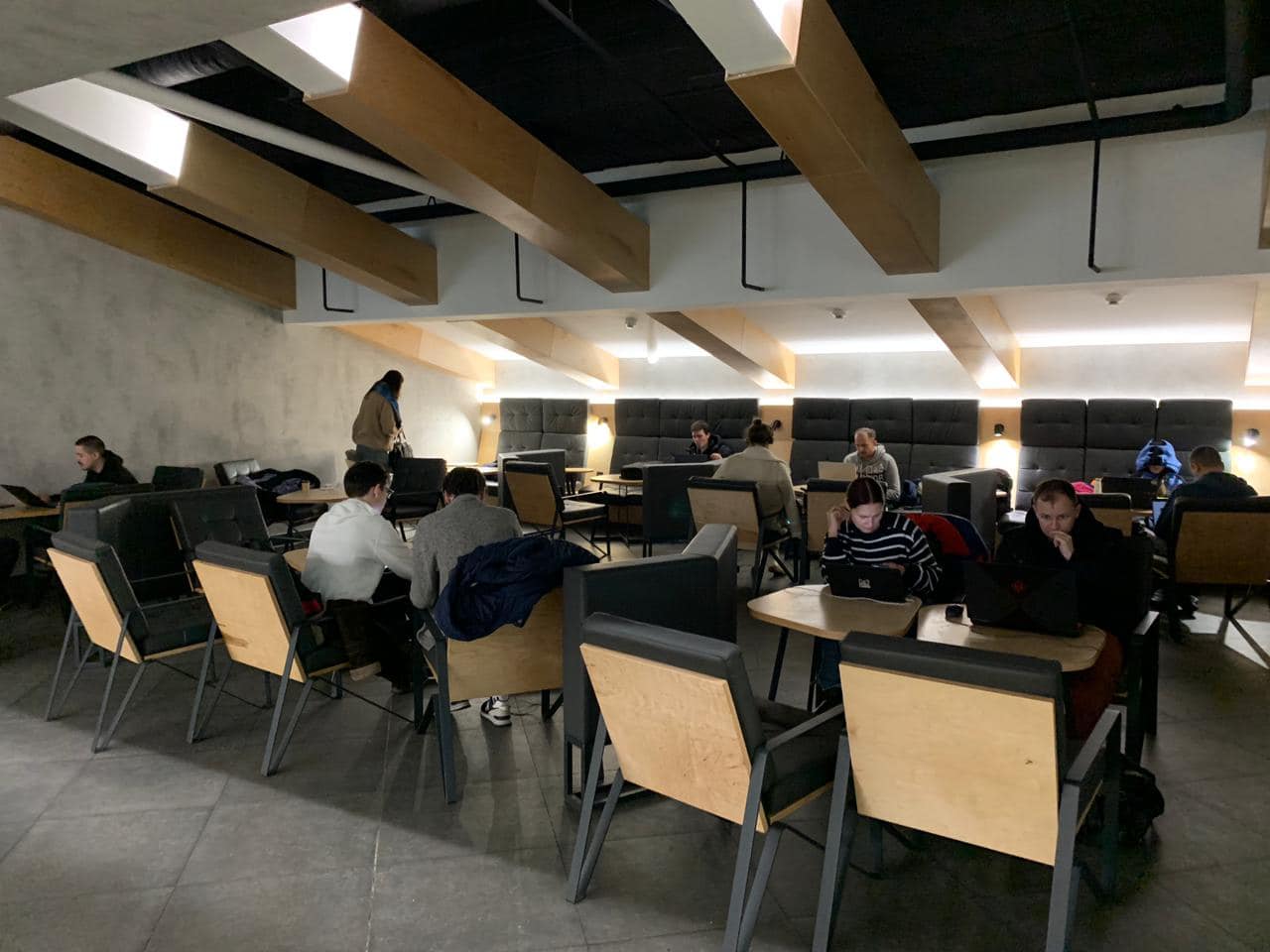 З'явилися фото з найбільшого пункту незламності у Києві: що там є і який графік