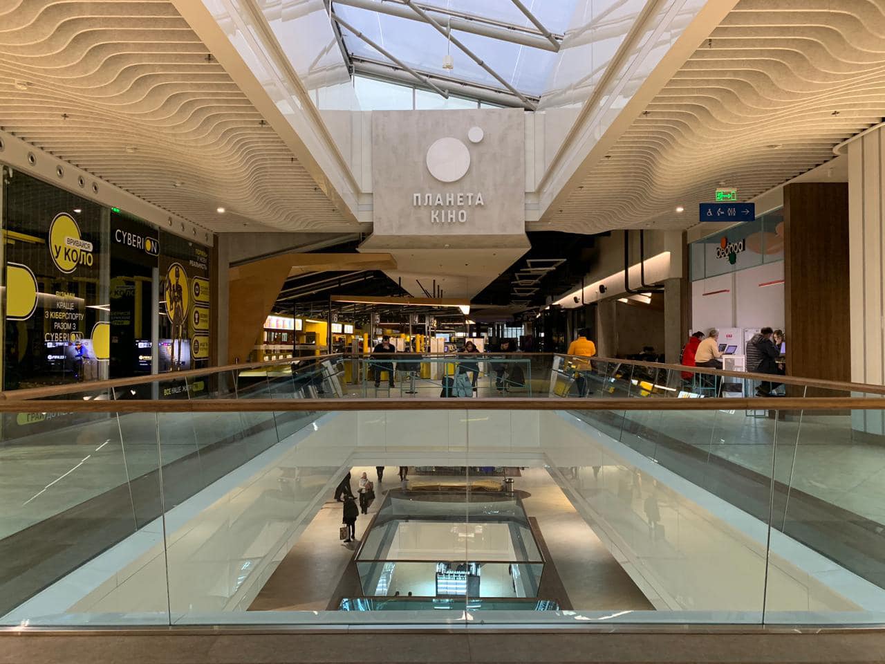 З'явилися фото з найбільшого пункту незламності у Києві: що там є і який графік