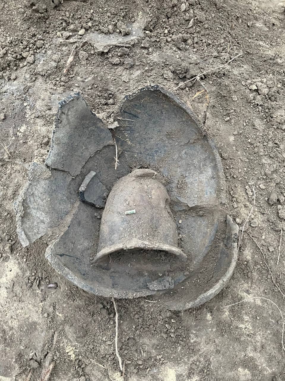Українські військові під час копання бліндажу знайшли кераміку епохи пізньої бронзи (фото)