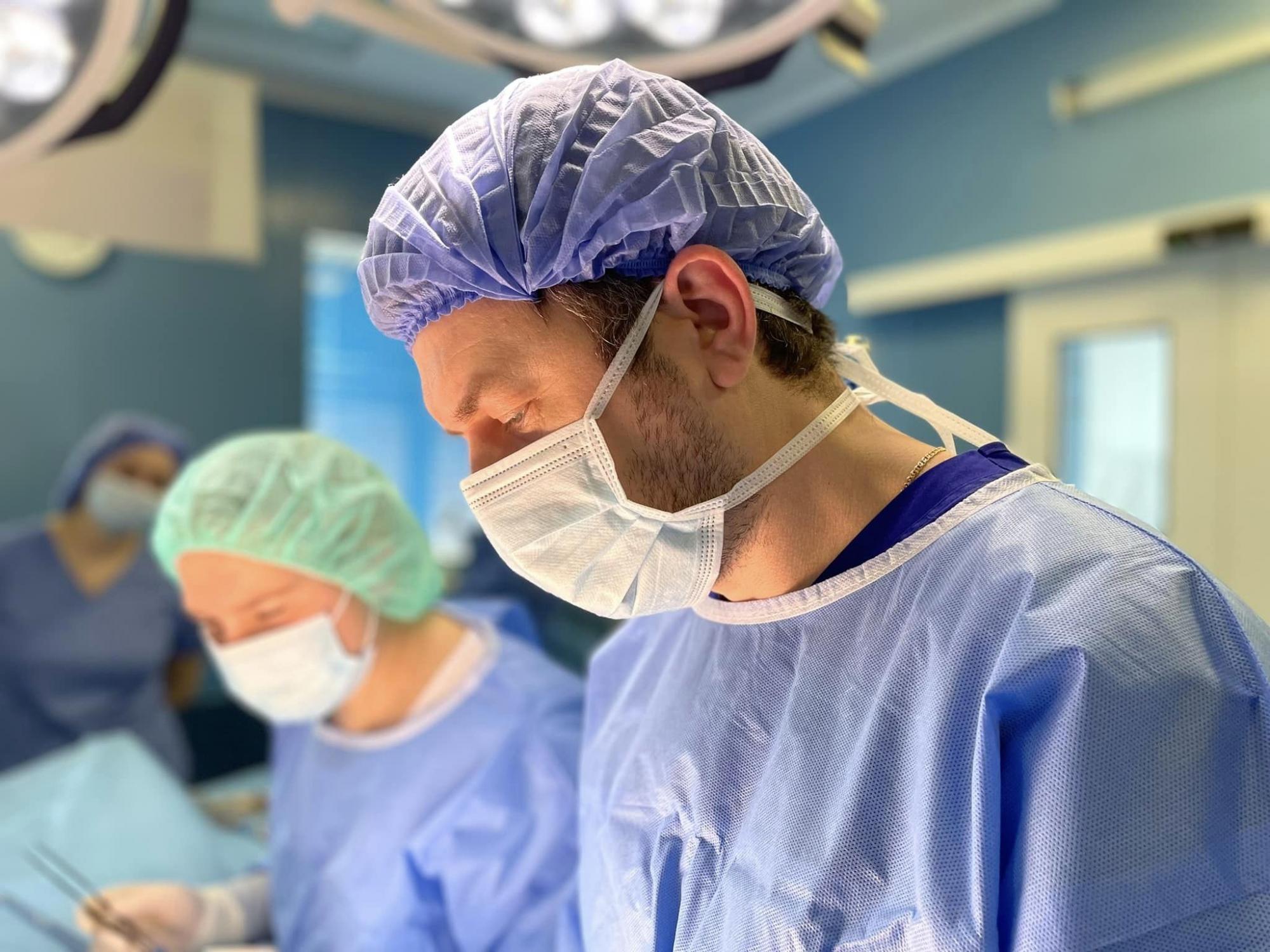 Получил самый ценный подарок от мамы: во Львове врачи пересадили почку парню