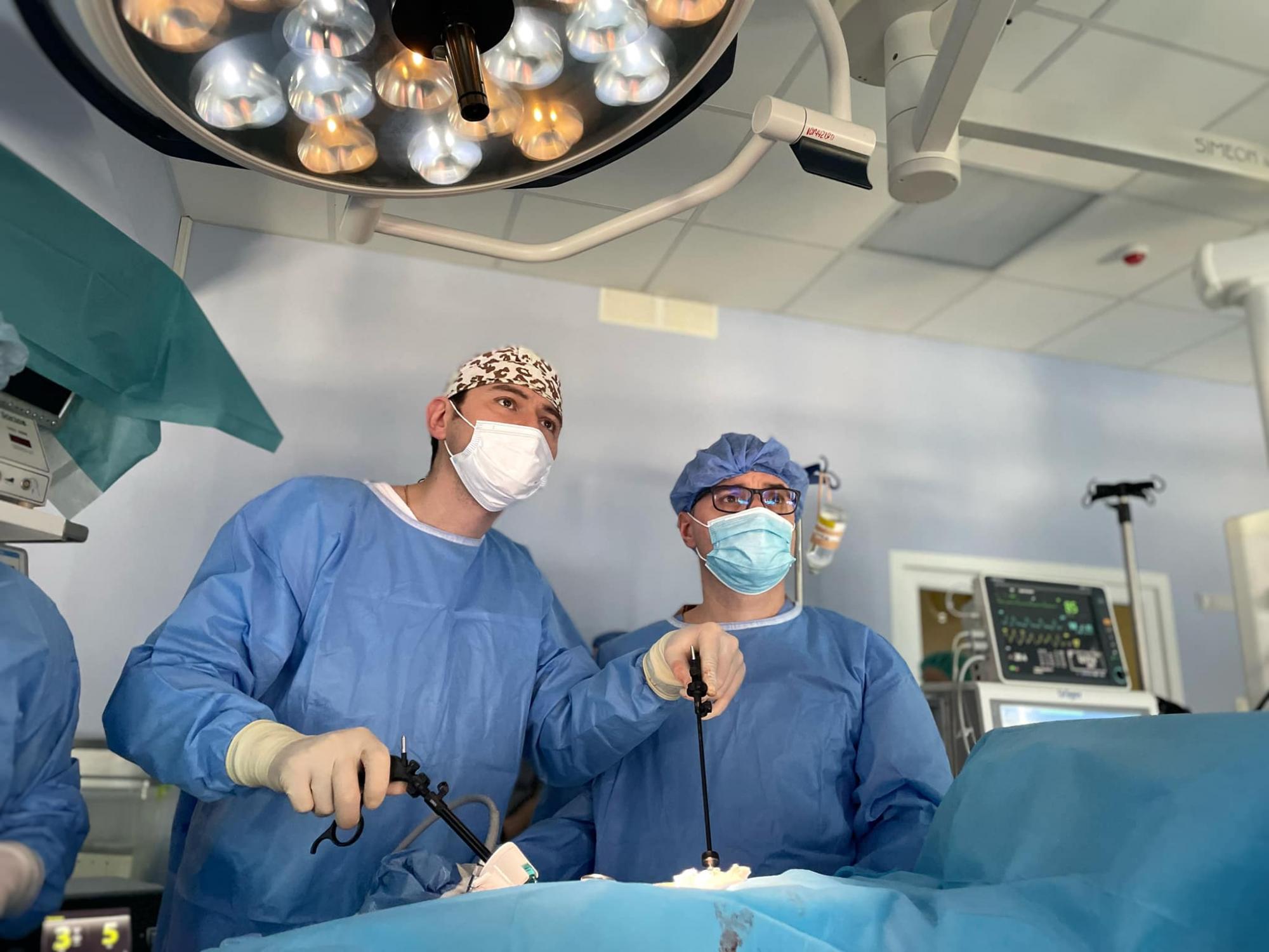 Получил самый ценный подарок от мамы: во Львове врачи пересадили почку парню