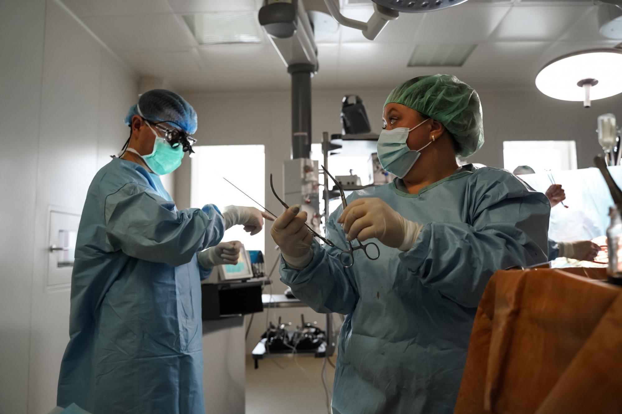 Украинские врачи без света прооперировали женщину с "большим сердцем": как они это сделали