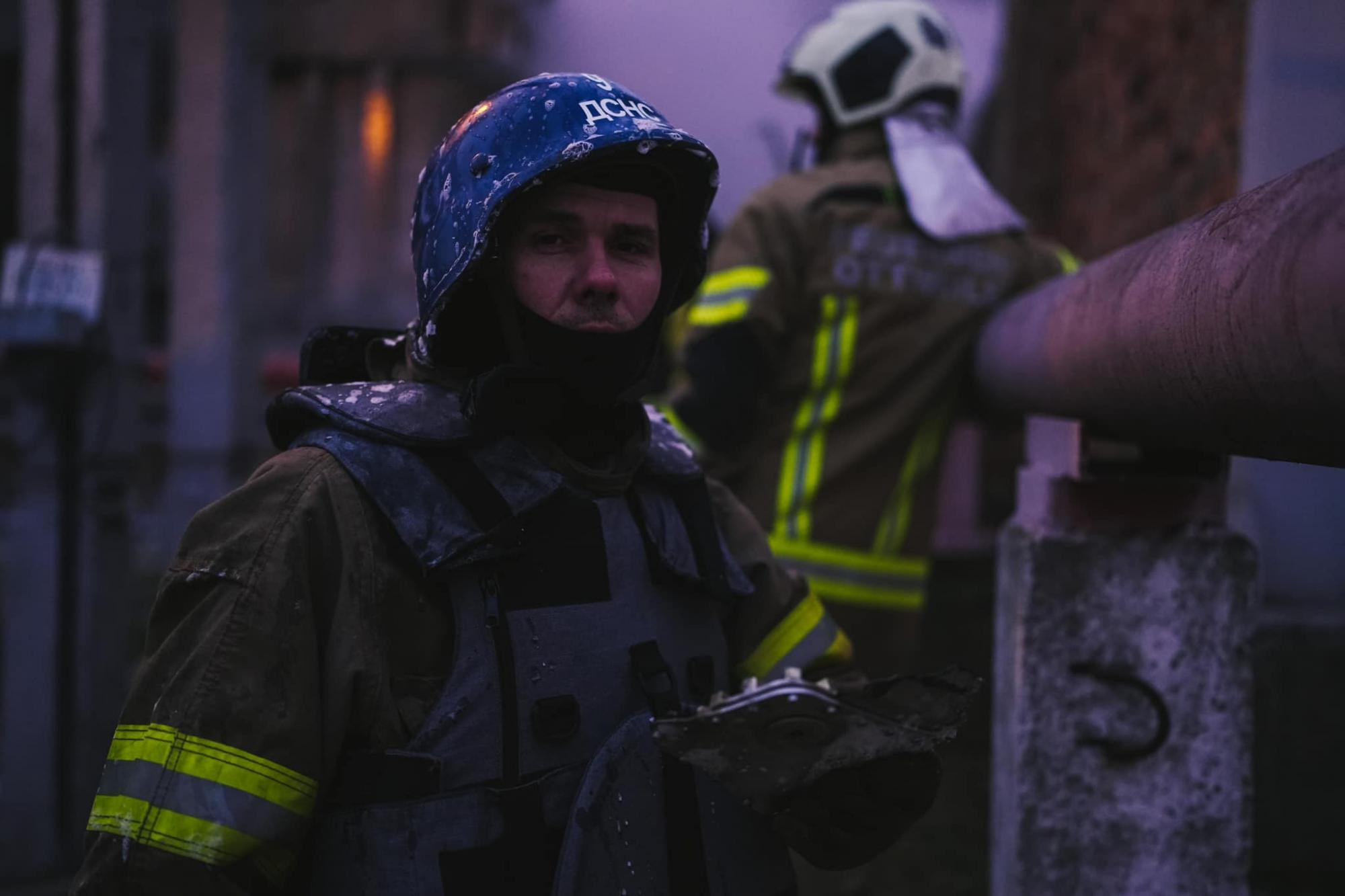 У ДСНС показали, як героїчно борються із наслідками обстрілів Києва (фото)