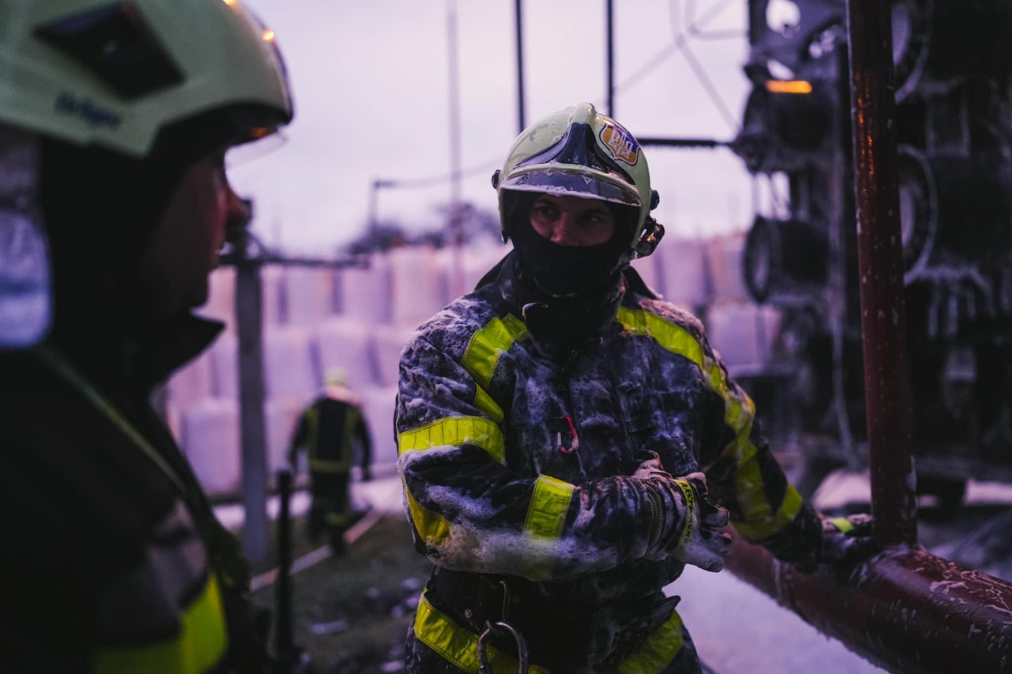 У ДСНС показали, як героїчно борються із наслідками обстрілів Києва (фото)