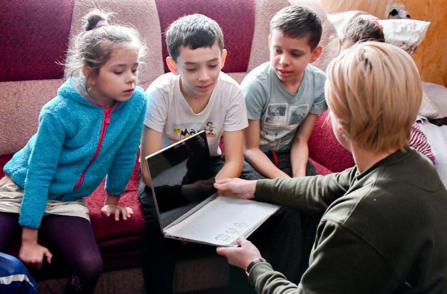 24-летний военный ВСУ усыновил восьмерых детей-сирот: трогательная история