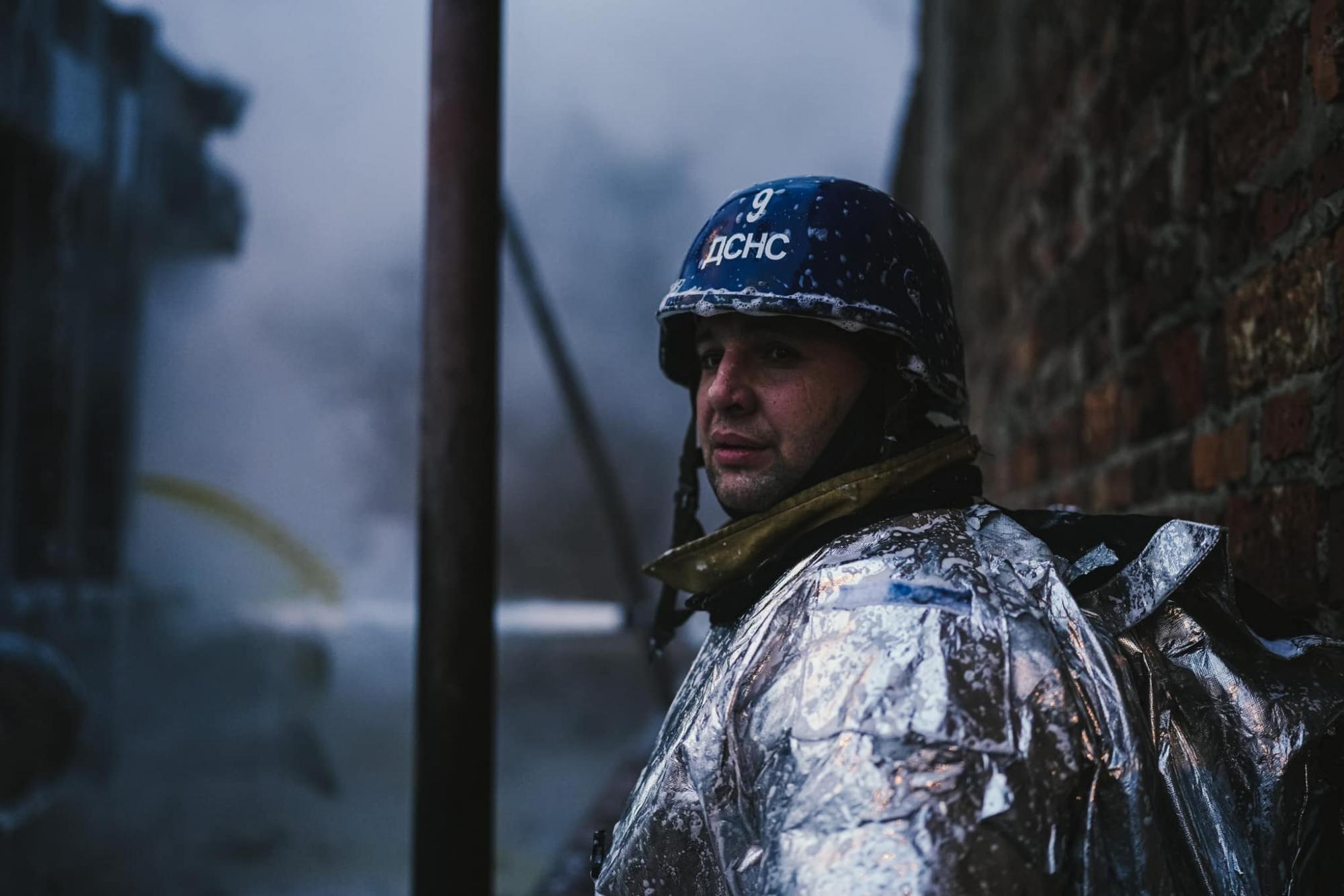 У ДСНС показали, як героїчно борються із наслідками обстрілів Києва (фото)