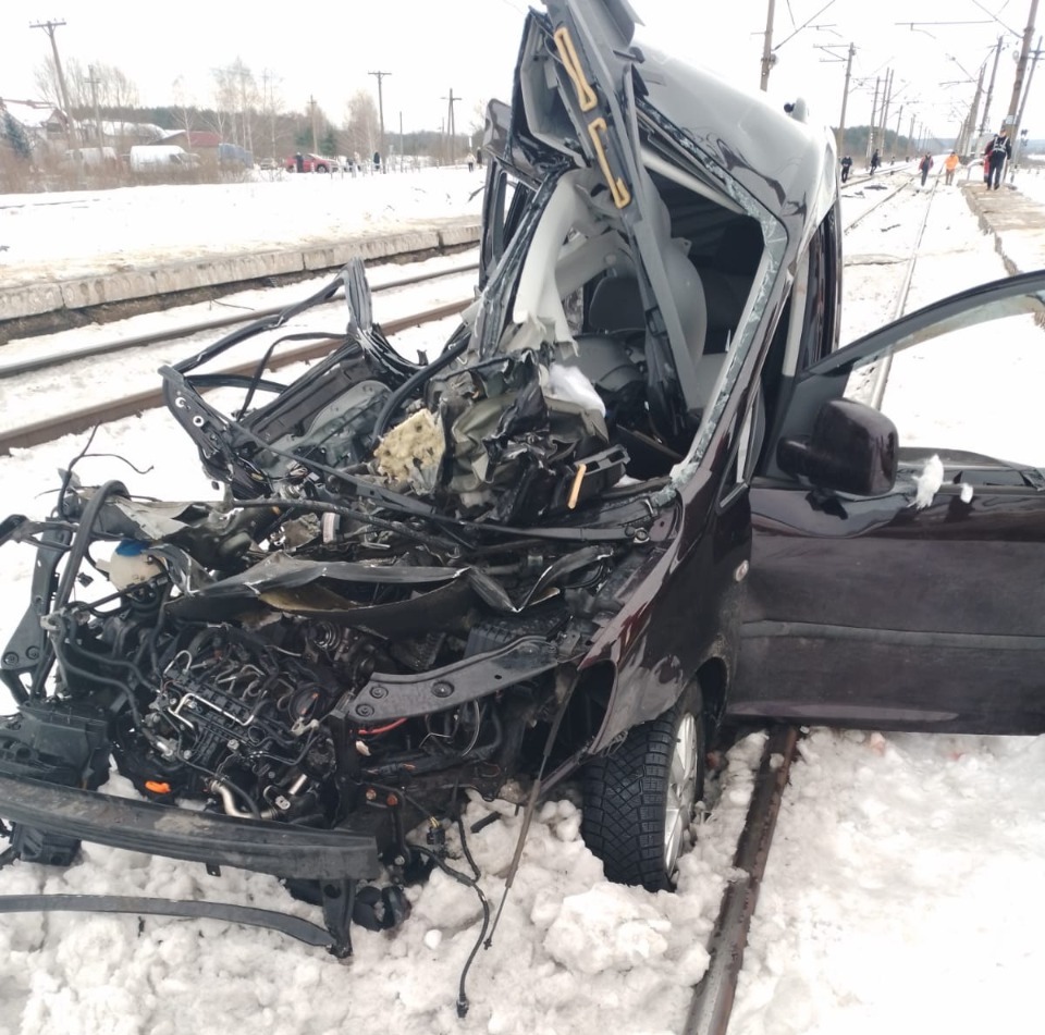 Под Львовом автомобиль врезался в поезд: погиб водитель и его 8-летняя дочь