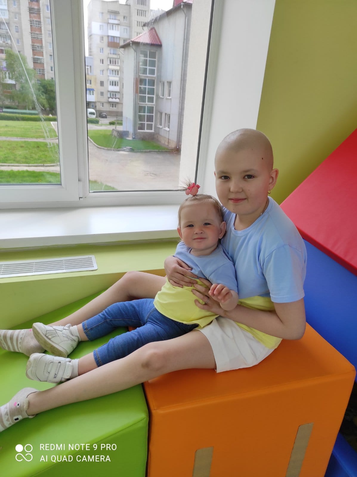 Онкохвора 11-річна Марійка малює та продає картини, щоб допомогти ЗСУ: чуттєва історія