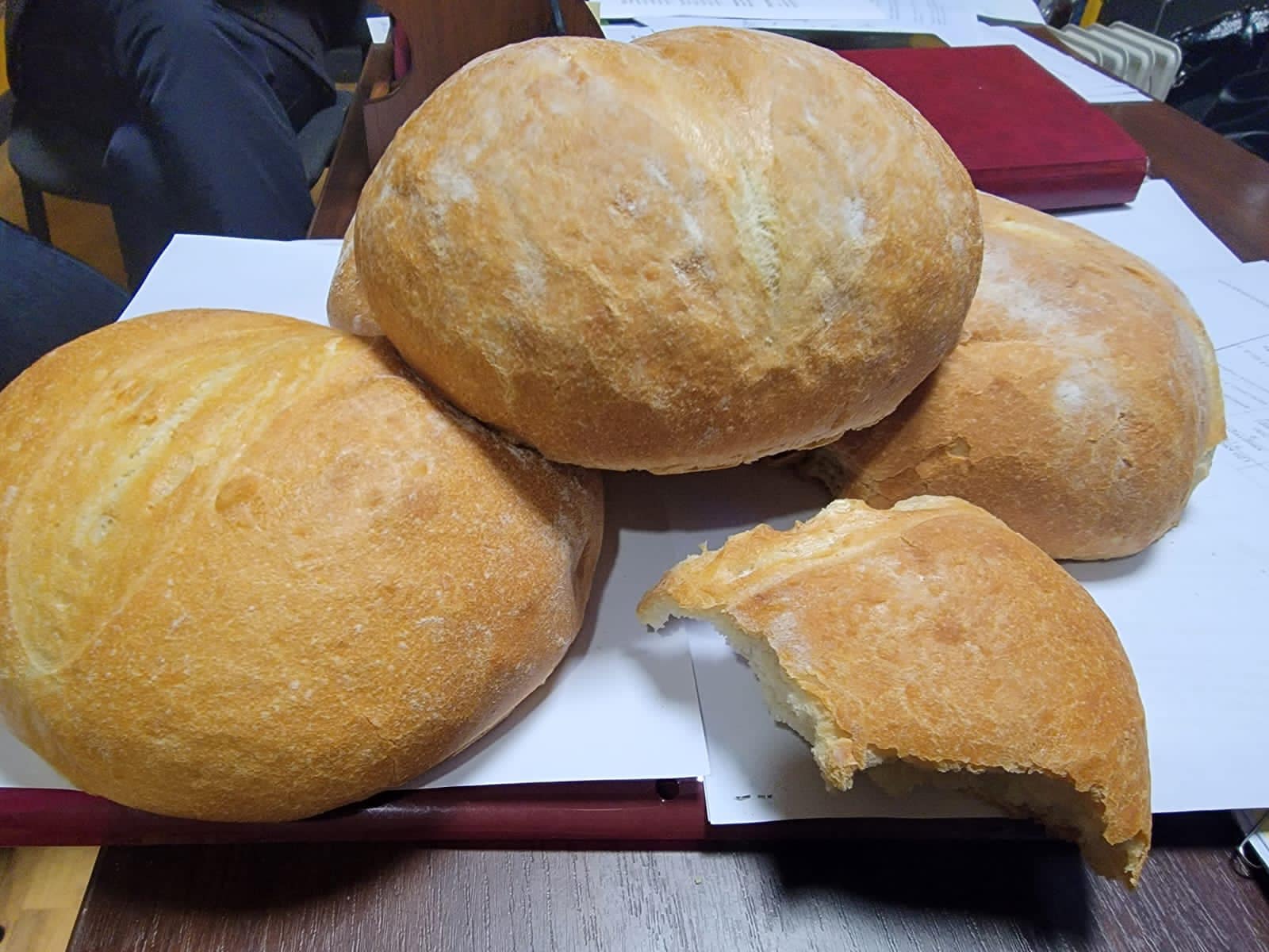 Порошенко показал первый хлеб, который печет волонтерская пекарня в Херсоне