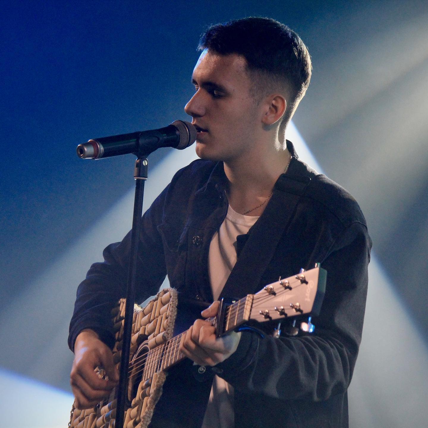 Кумир молоді YAKTAK заспівав про безтурботне кохання. Дивіться атмосферне відео