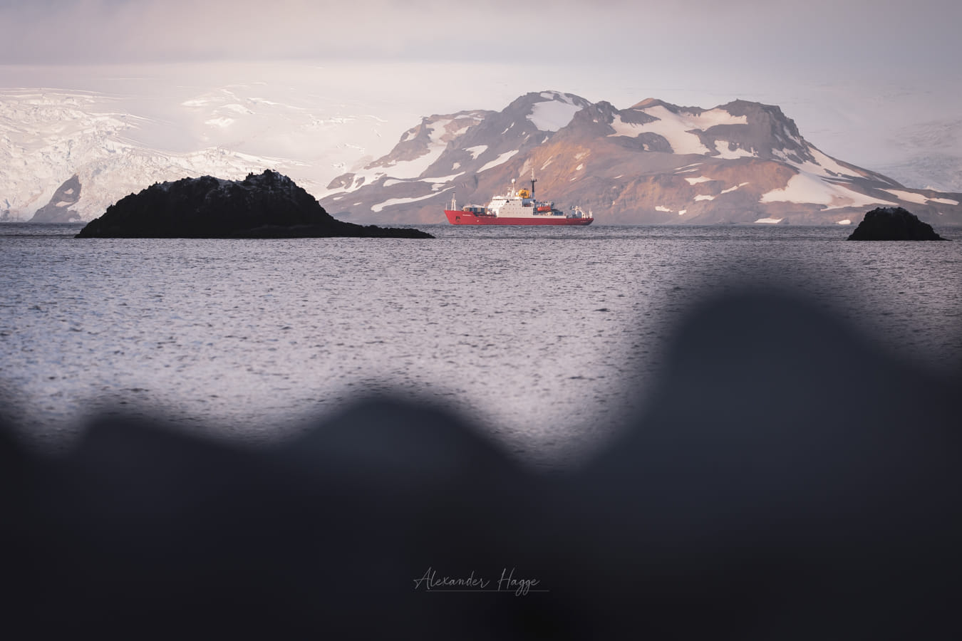 Украинский ледокол прибыл к станции Вернадского: полярники показали потрясающие фото