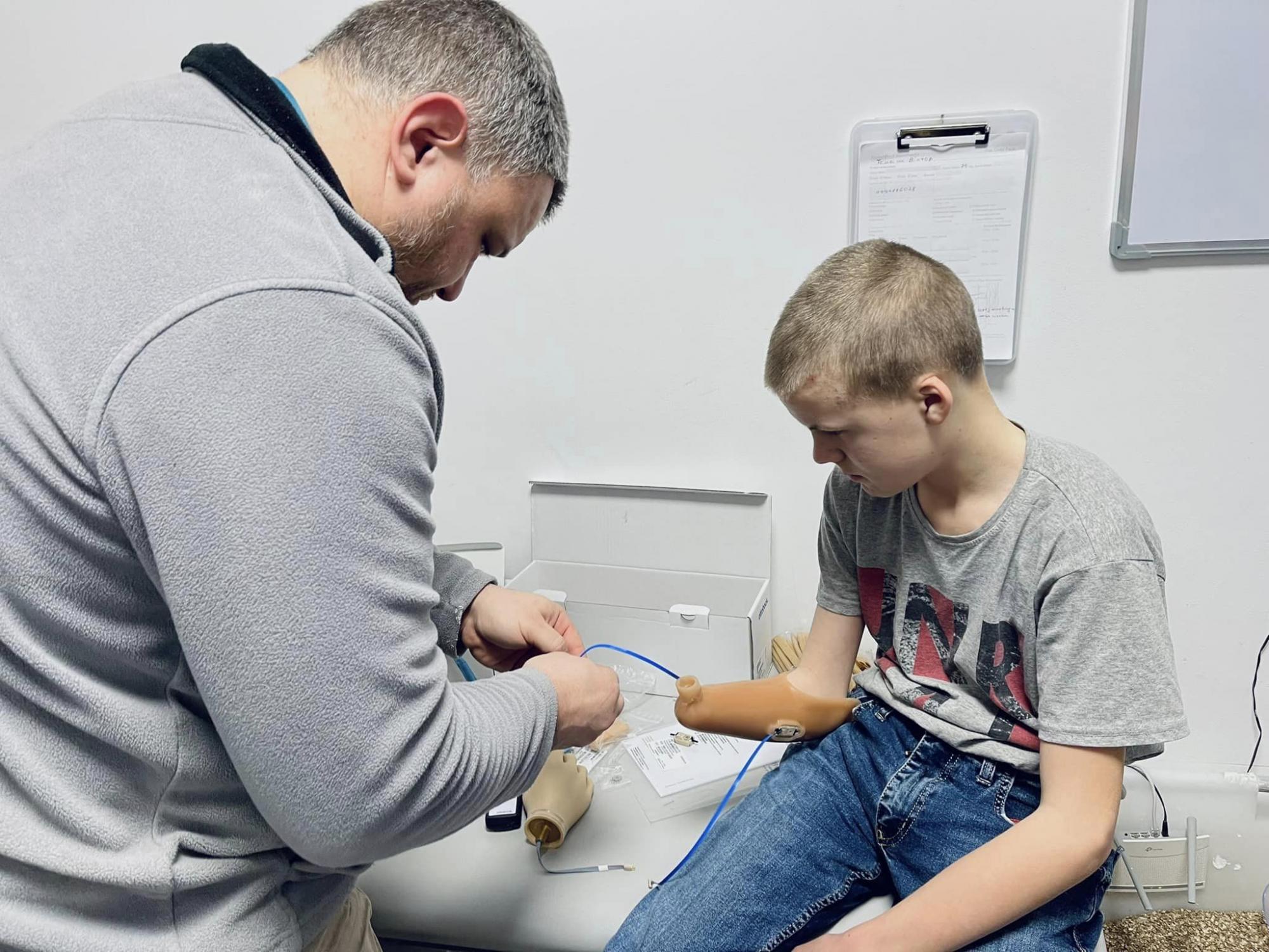 У Львові запустили дитяче протезування. Ось зворушливі фото першого щасливого пацієнта