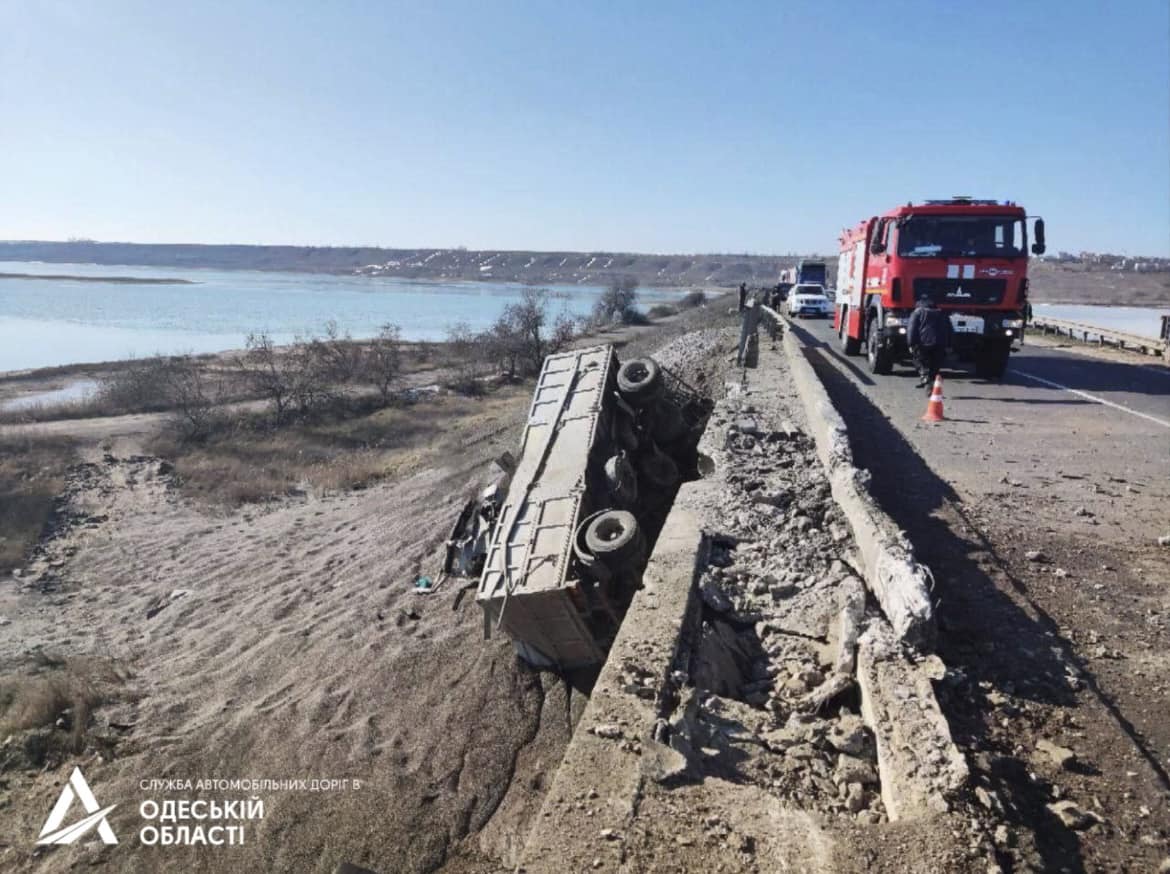 На трассе Одесса-Мелитополь затруднено движение из-за масштабного ДТП