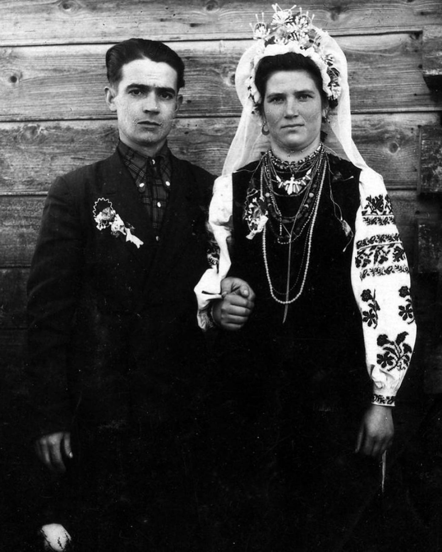 Ось у якому вбранні одружувались українці на початку ХХ століття: 15 весільних фото