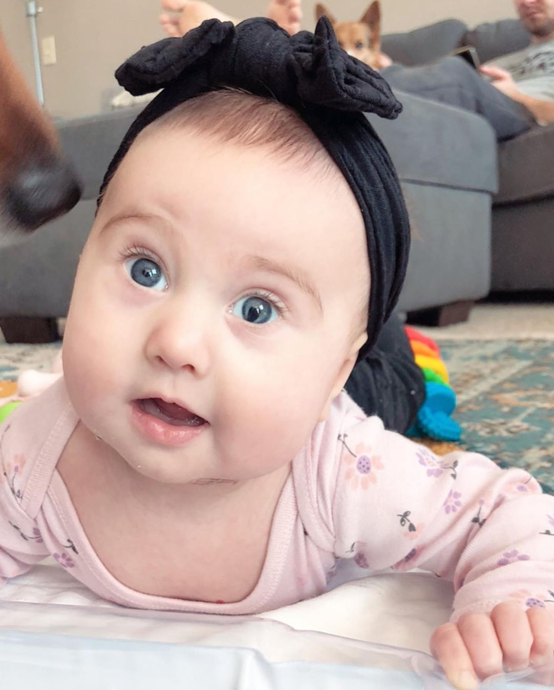 Ось як виглядають люди з генетичним дефектом очей, який робить погляд "зміїним"