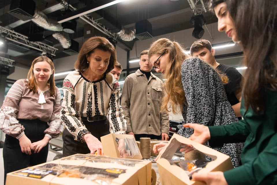 Марина Порошенко та "Солідарна молодь" зібрали 2 тисячі великодніх кошиків для військових