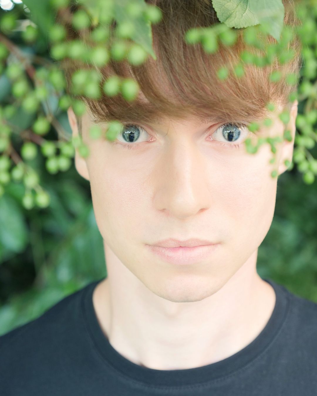 Ось як виглядають люди з генетичним дефектом очей, який робить погляд "зміїним"