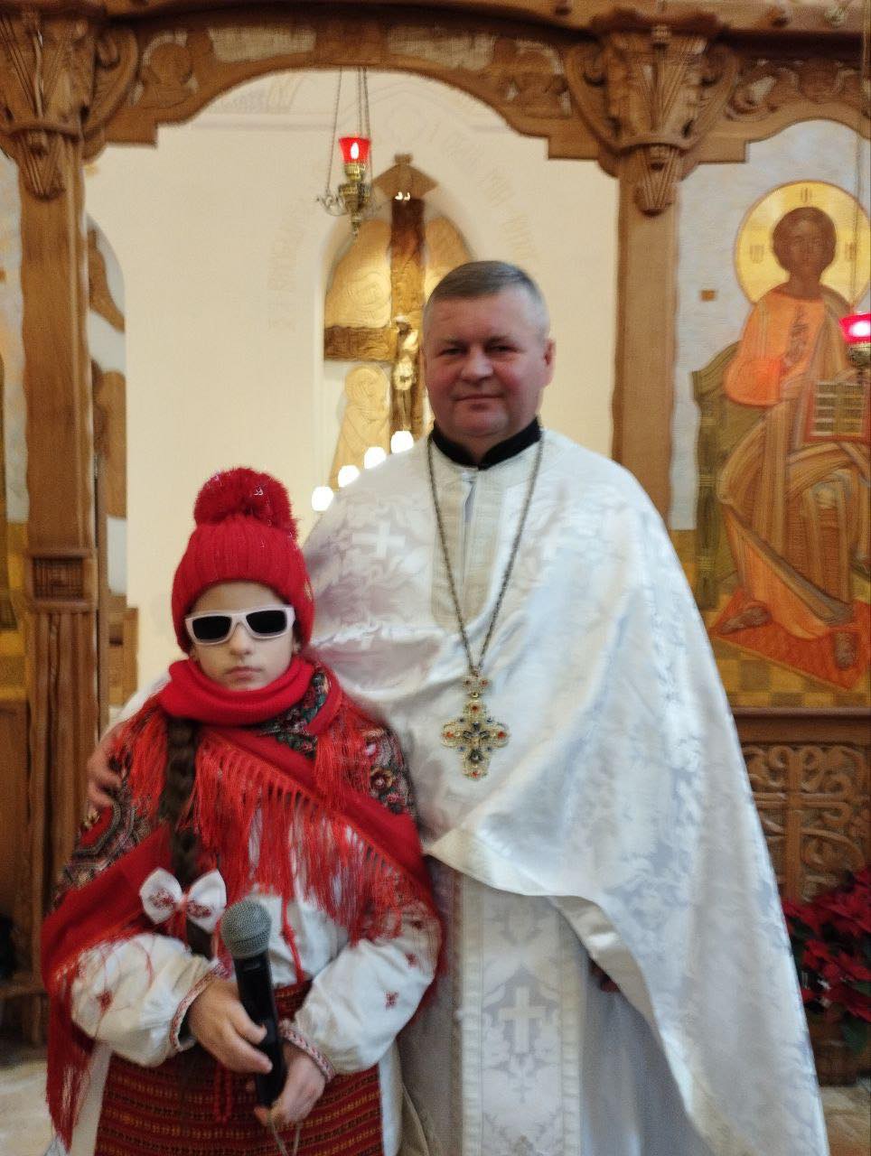 Юная незрячая певица насобирала для воинов ВСУ на дрон, авто и рации (фото)